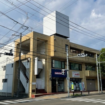 プライバシーが守られたワンフロアでのご利用が可能★トイレ二ヶ所★国道４号線へのアクセスも良好なので、仙台北部エリア・南部エリア・中心部へのアクセスもしやすい立地で市営地下鉄東西線「卸町駅」も徒歩7分、求人での人材確保もしやすいですよ♪